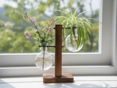Glasvase mit Holzständer